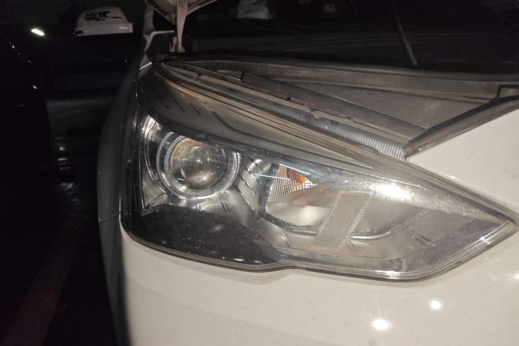 Used Haval M6 2017 1.5T Automatic Two-Wheel Drive Elite Model Right Front Headlight