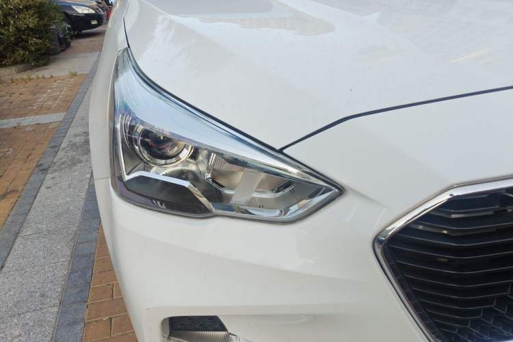 Used Haval M6 2017 1.5T Automatic Two-Wheel Drive Elite Model Right Front Headlight
