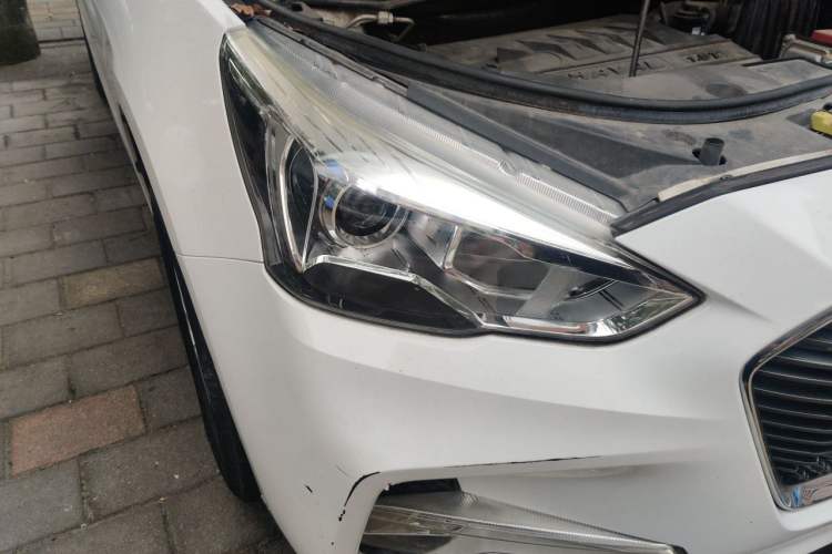 Used Haval M6 2017 1.5T Automatic Two-Wheel Drive Elite Model Right Front Headlight