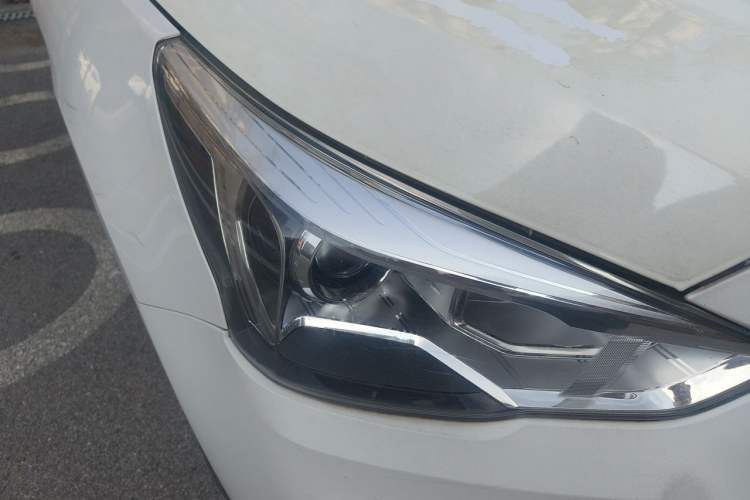 Used Haval M6 2017 1.5T Automatic Two-Wheel Drive Elite Model Right Front Headlight