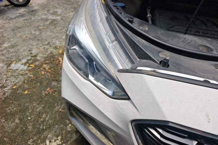 Used Haval M6 2017 1.5T Automatic Two-Wheel Drive Prestige Model Right Front Headlight