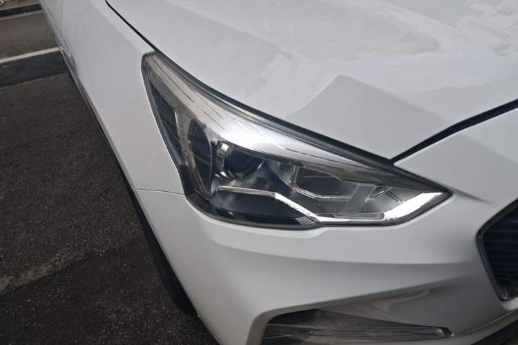 Used Haval M6 2017 1.5T Automatic Two-Wheel Drive Elite Model Right Front Headlight