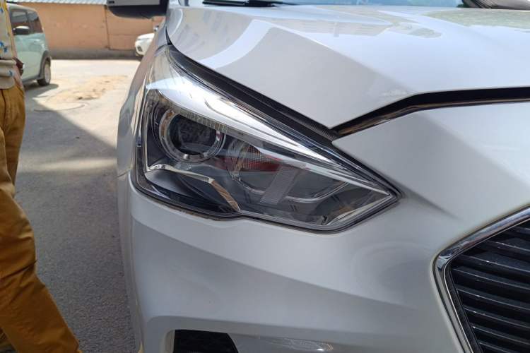 Used Haval M6 2017 1.5T Automatic Two-Wheel Drive Elite Model Right Front Headlight