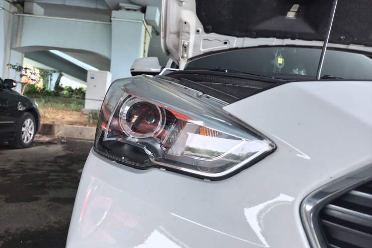 Used Haval M6 2017 1.5T Automatic Two-Wheel Drive Elite Model Right Front Headlight
