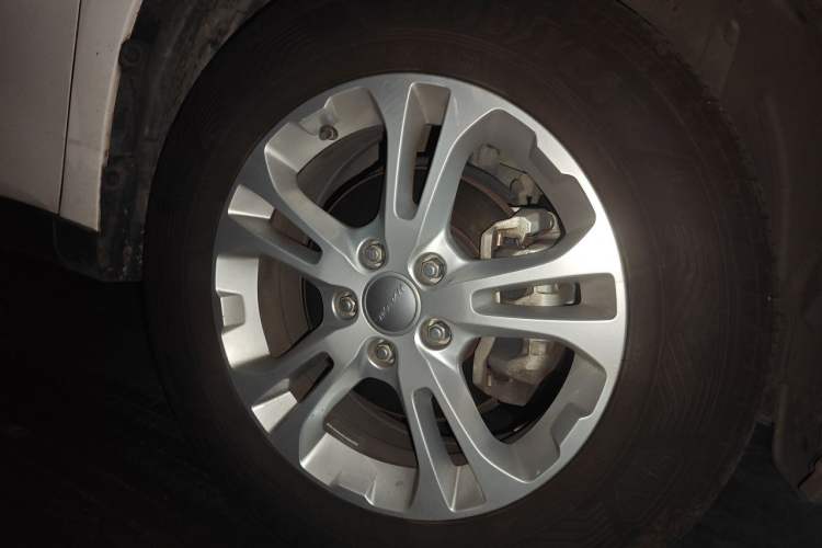 Used Haval M6 2017 1.5T Automatic Two-Wheel Drive Elite Model Right Front Wheel Hub