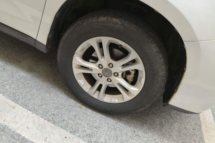 Used Haval M6 2017 1.5T Automatic Two-Wheel Drive Urban Model Right Front Wheel Hub