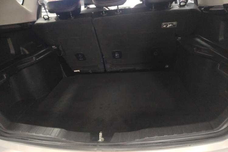 Used Haval M6 2017 1.5T Automatic Two-Wheel Drive Elite Model Trunk