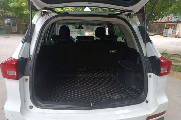 Used Haval M6 2017 1.5T Automatic Two-Wheel Drive Elite Model Trunk