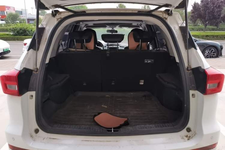 Used Haval M6 2017 1.5T Automatic Two-Wheel Drive Elite Model Trunk