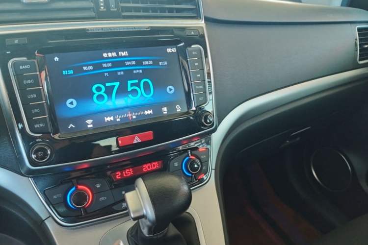 Used Haval M6 2018 Revised Version 1.5T DCT Two-Wheel Drive Urban Style Audio And AC Panel