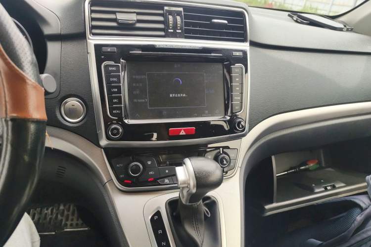 Used Haval M6 2018 Revised Version 1.5T DCT Two-Wheel Drive Elite Edition Audio And AC Panel