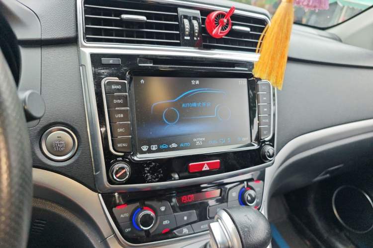 Used Haval M6 2018 Revised Version 1.5T DCT Two-Wheel Drive Elite Edition Audio And AC Panel