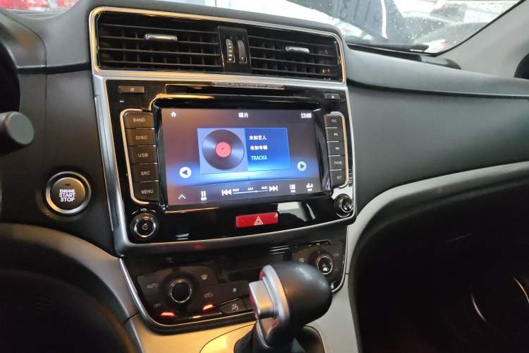 Used Haval M6 2018 Revised Version 1.5T DCT Two-Wheel Drive Urban Style Audio And AC Panel