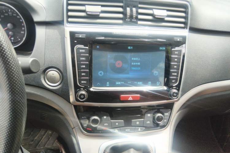 Used Haval M6 2018 1.5T Manual Two-Wheel Drive Elite Model Audio And AC Panel