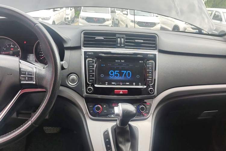 Used Haval M6 2018 Revised Version 1.5T DCT Two-Wheel Drive Elite Edition Audio And AC Panel