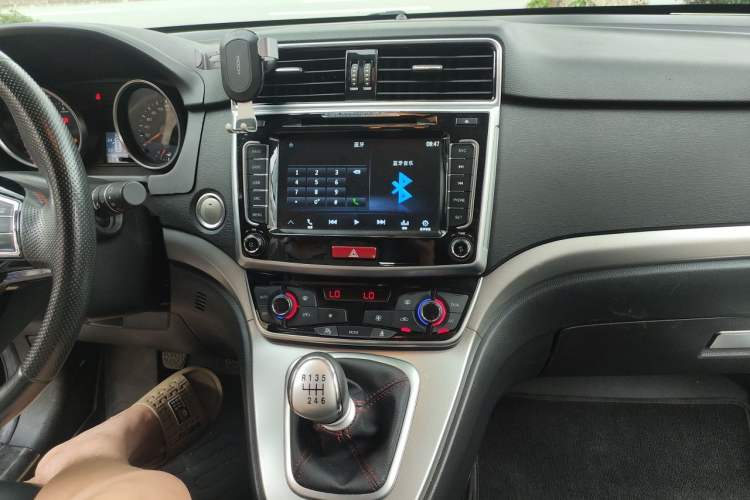 Used Haval M6 2018 1.5T Manual Two-Wheel Drive Elite Model Audio And AC Panel