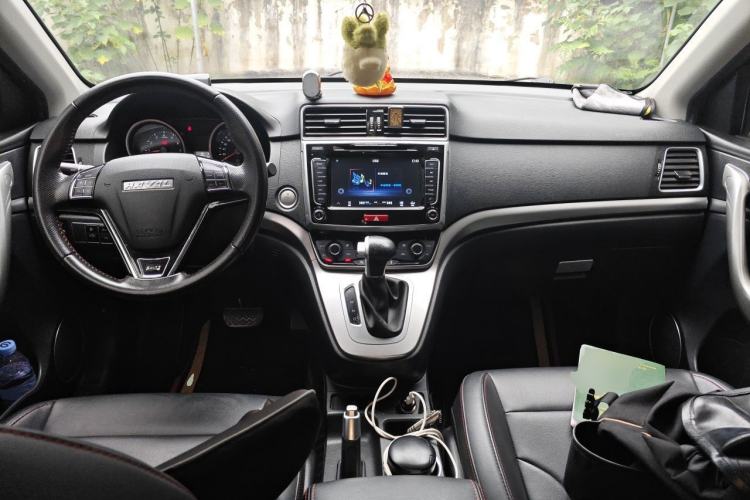 Used Haval M6 2018 Revised Version 1.5T DCT Two-Wheel Drive Elite Edition Center Console