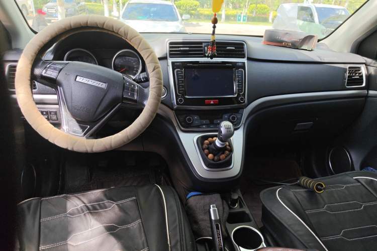 Used Haval M6 2018 1.5T Manual Two-Wheel Drive Urban Model Center Console