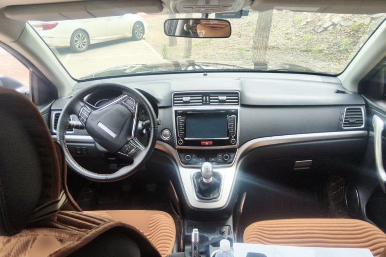 Used Haval M6 2018 1.5T Manual Two-Wheel Drive Elite Model Center Console