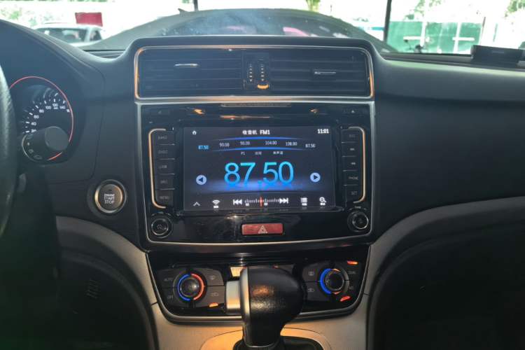 Used Haval M6 2018 Revised Version 1.5T DCT Two-Wheel Drive Elite Edition Center Console