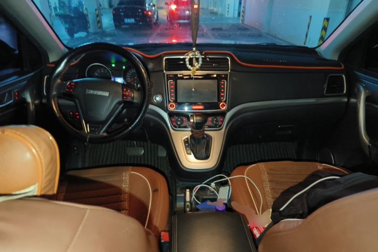 Used Haval M6 2018 Revised Version 1.5T DCT Two-Wheel Drive Elite Edition Center Console
