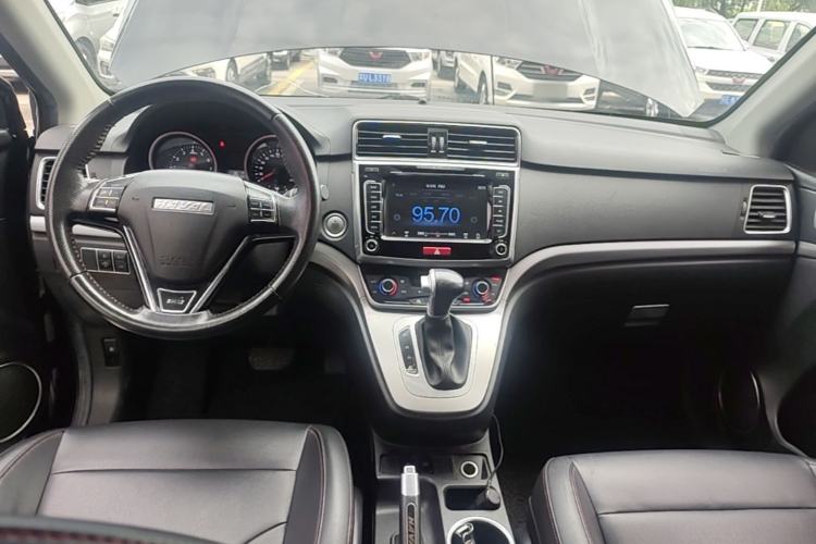 Used Haval M6 2018 Revised Version 1.5T DCT Two-Wheel Drive Elite Edition Center Console