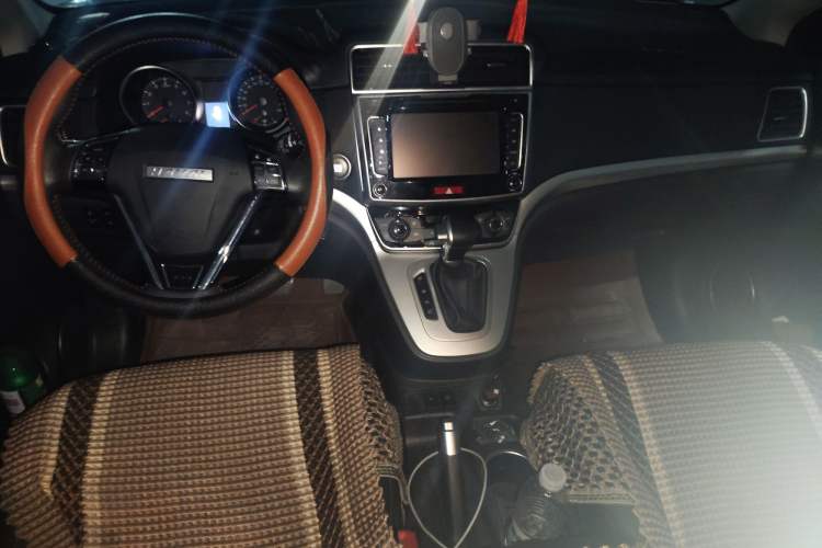 Used Haval M6 2018 1.5T DCT Two-Wheel Drive Elite Model Center Console