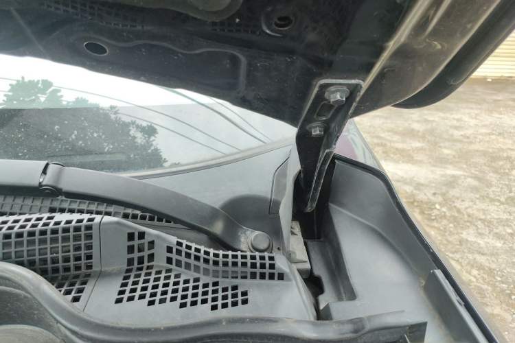 Used Haval M6 2018 1.5T Manual Two-Wheel Drive Elite Model Engine Bay Left