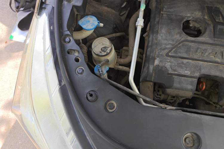 Used Haval M6 2018 1.5T Manual Two-Wheel Drive Urban Model Engine Bay Right