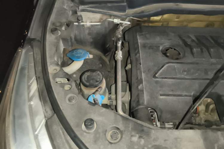 Used Haval M6 2018 Revised Version 1.5T DCT Two-Wheel Drive Elite Edition Engine Bay Right