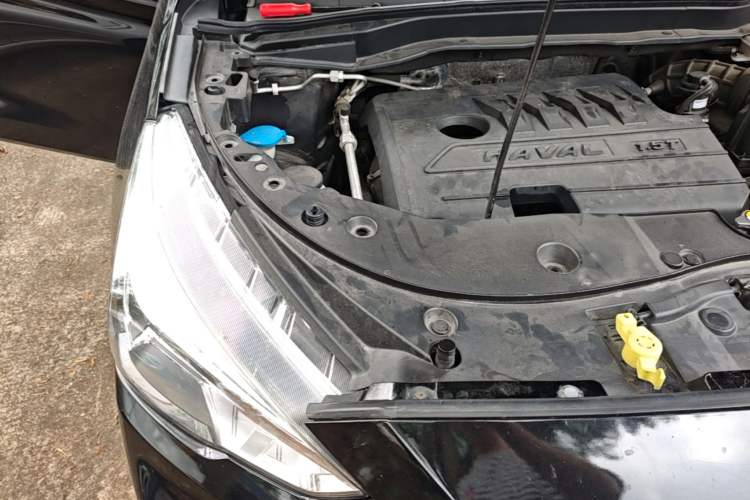 Used Haval M6 2018 Revised Version 1.5T DCT Two-Wheel Drive Elite Edition Engine Bay Right