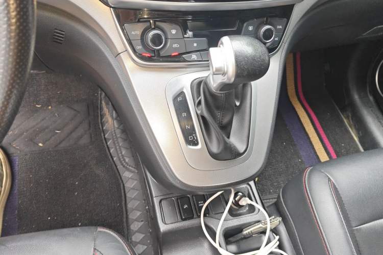 Used Haval M6 2018 Revised Version 1.5T DCT Two-Wheel Drive Elite Edition Gear Lever