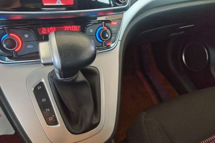 Used Haval M6 2018 Revised Version 1.5T DCT Two-Wheel Drive Urban Style Gear Lever