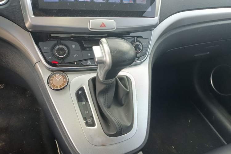 Used Haval M6 2018 Revised Version 1.5T DCT Two-Wheel Drive Elite Edition Gear Lever