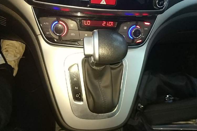 Used Haval M6 2018 1.5T DCT Two-Wheel Drive Elite Model Gear Lever
