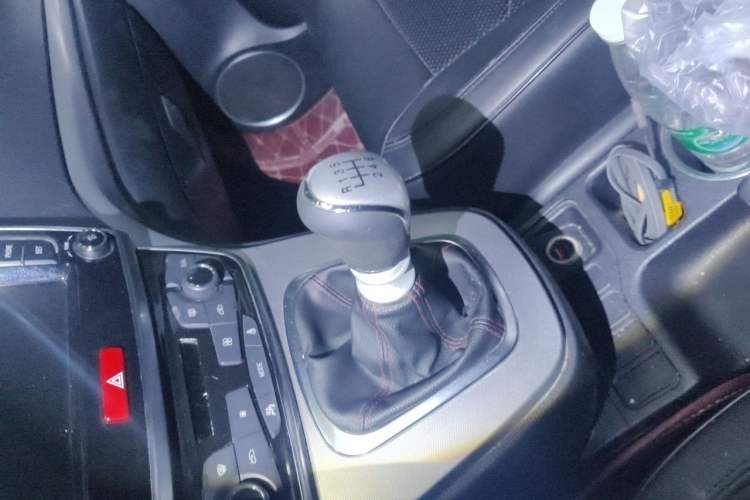 Used Haval M6 2018 1.5T Manual Two-Wheel Drive Urban Model Gear Lever