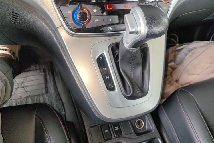 Used Haval M6 2018 Revised Version 1.5T DCT Two-Wheel Drive Elite Edition Gear Lever