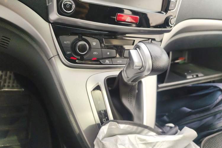 Used Haval M6 2018 Revised Version 1.5T DCT Two-Wheel Drive Elite Edition Gear Lever