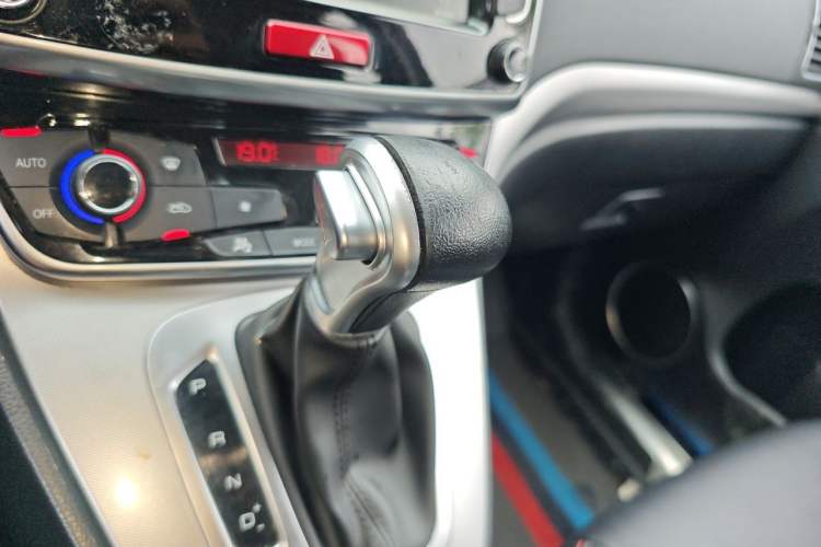 Used Haval M6 2018 Revised Version 1.5T DCT Two-Wheel Drive Elite Edition Gear Lever