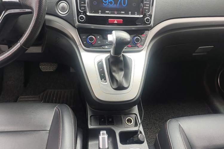 Used Haval M6 2018 Revised Version 1.5T DCT Two-Wheel Drive Elite Edition Gear Lever