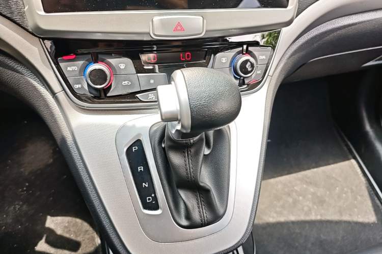 Used Haval M6 2018 Revised Version 1.5T DCT Two-Wheel Drive Elite Edition Gear Lever