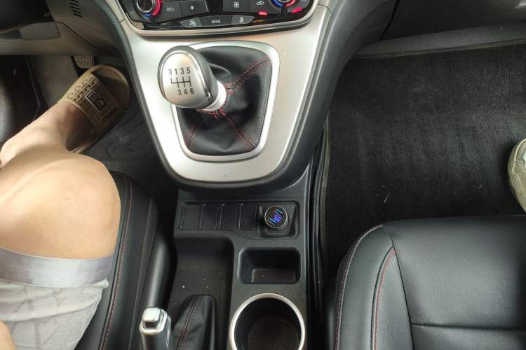Used Haval M6 2018 1.5T Manual Two-Wheel Drive Elite Model Gear Lever
