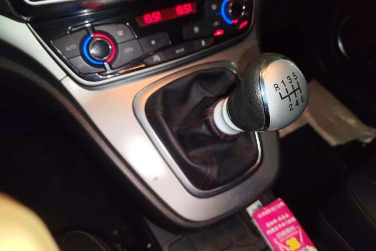 Used Haval M6 2018 1.5T Manual Two-Wheel Drive Elite Model Gear Lever