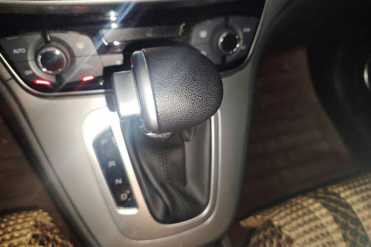 Used Haval M6 2018 1.5T DCT Two-Wheel Drive Elite Model Gear Lever