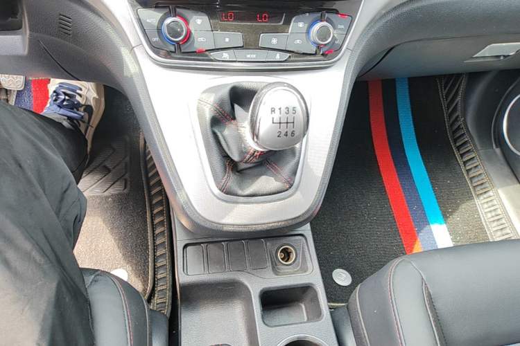 Used Haval M6 2018 1.5T Manual Two-Wheel Drive Elite Model Gear Lever