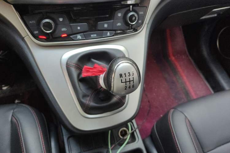 Used Haval M6 2018 1.5T Manual Two-Wheel Drive Elite Model Gear Lever