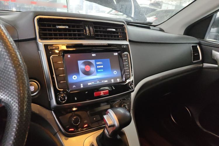 Used Haval M6 2018 Revised Version 1.5T DCT Two-Wheel Drive Urban Style Interior 2