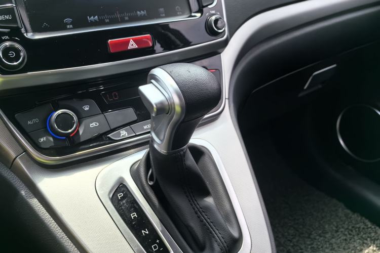 Used Haval M6 2018 Revised Version 1.5T DCT Two-Wheel Drive Elite Edition Interior 5