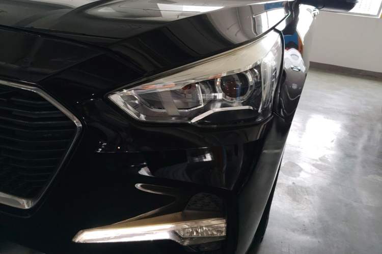 Used Haval M6 2018 1.5T DCT Two-Wheel Drive Elite Model Left Front Headlight