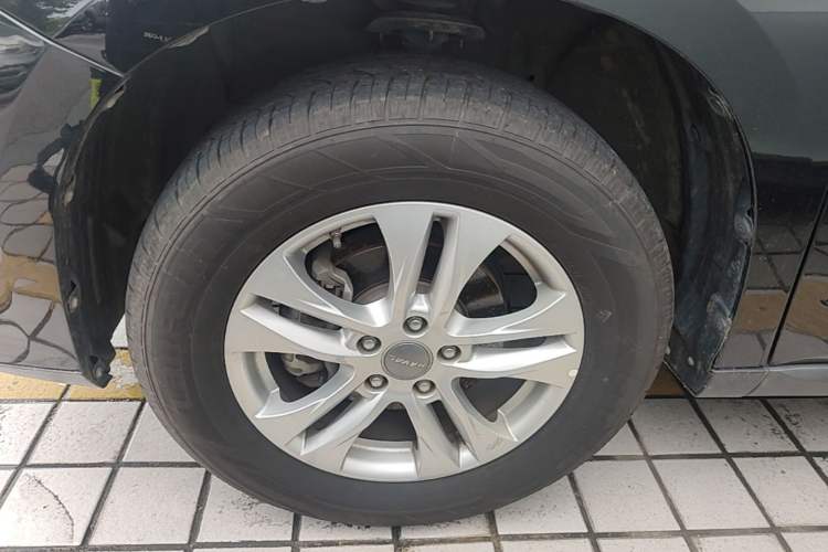 Used Haval M6 2018 Revised Version 1.5T DCT Two-Wheel Drive Elite Edition Left Front Wheel Hub
